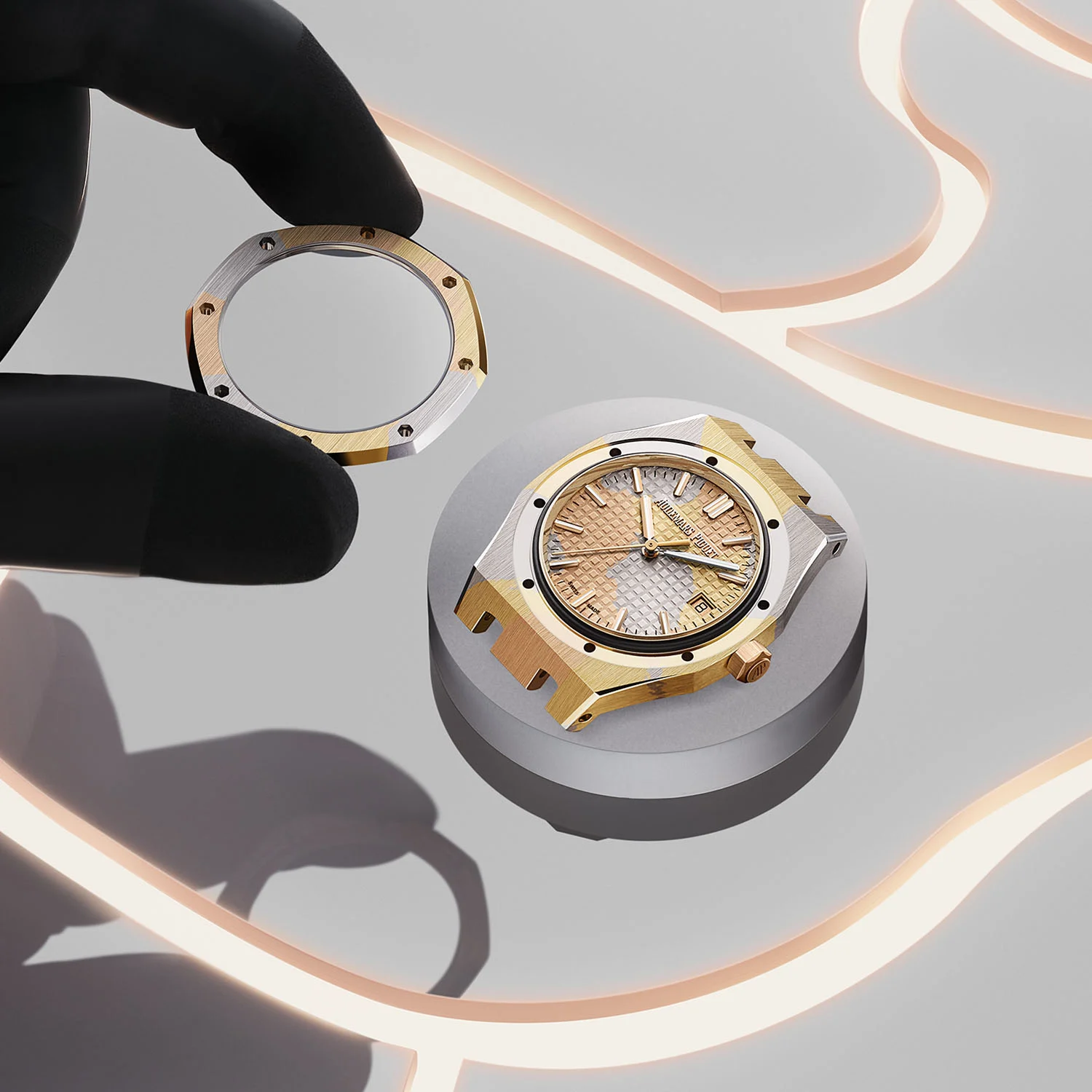 AUDEMARS PIGUET ガラスプレート Audemars Piguet представила уникальный золотой сплав с камуфляжным